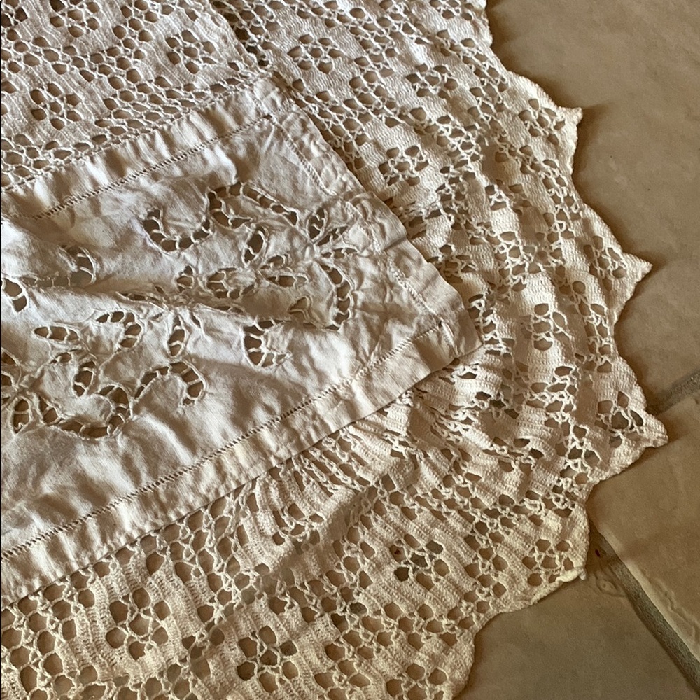 Elegant White Linen Bedcover - Picture 3 of 3